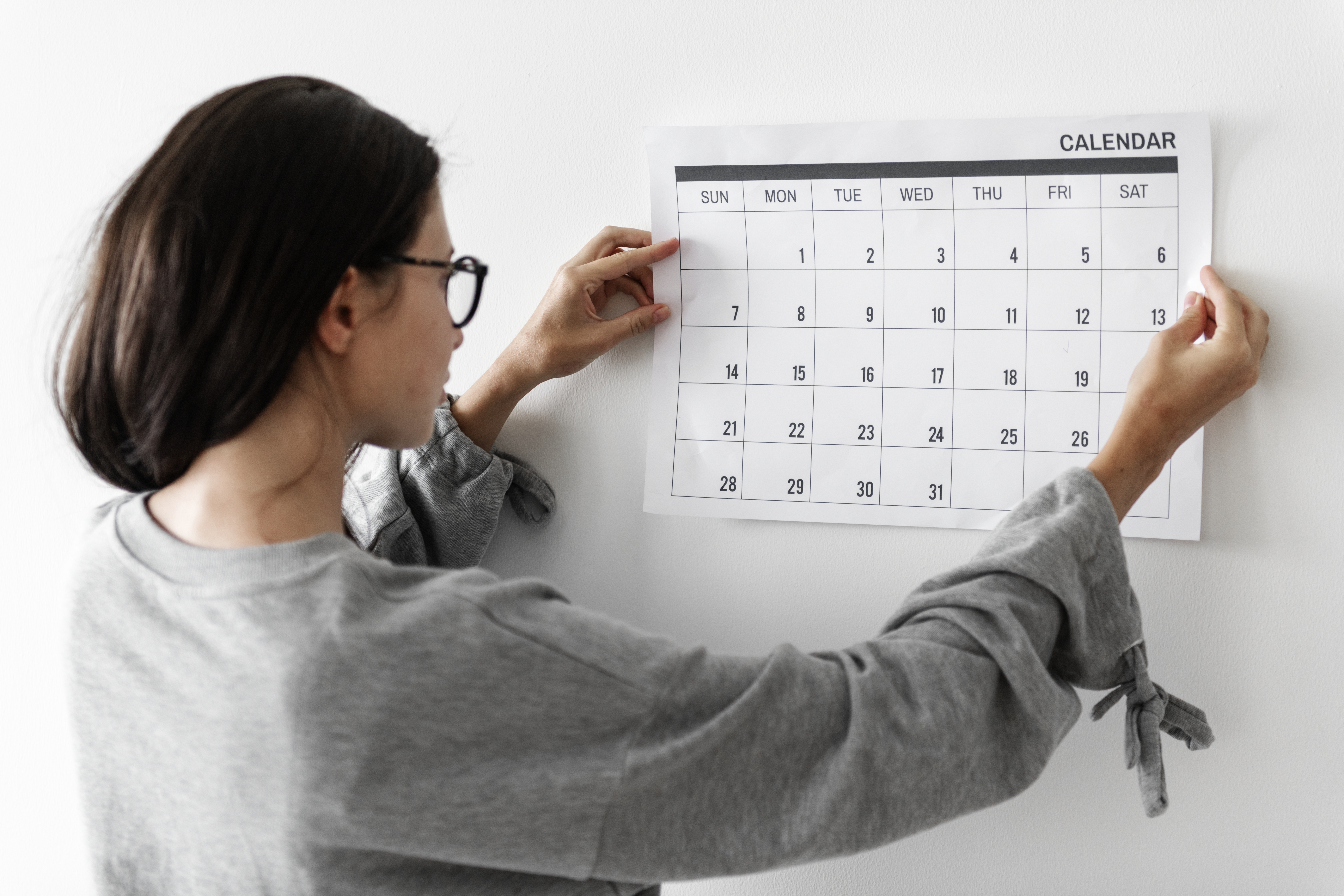 12 способов. Календарь. Человек с календарем. Отмечает в календаре. Календарь в руках.